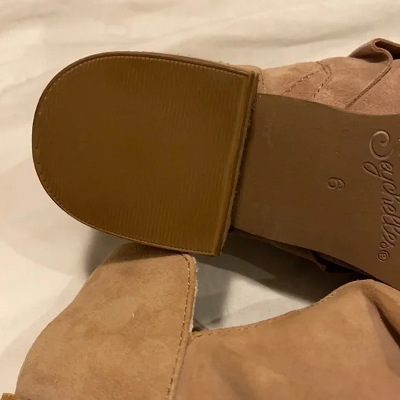 Beige Suede Ruffled Shoes - Picture 4 of 7